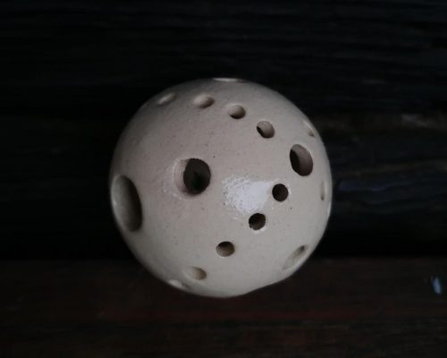 klein weiße keramik kugel